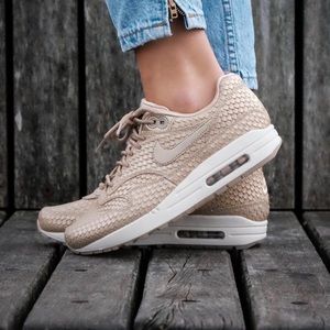 NIKE WMNS AIR MAX 1 PREMIUM
Blur/ Blur-Light Orewood Brown Faux Snakeskin Tan